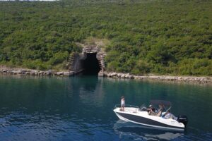 3h-Private Bout: Kotor bay and Blue Cave attraction (Free Drinks) - The included snorkeling gear and drinks are the real value